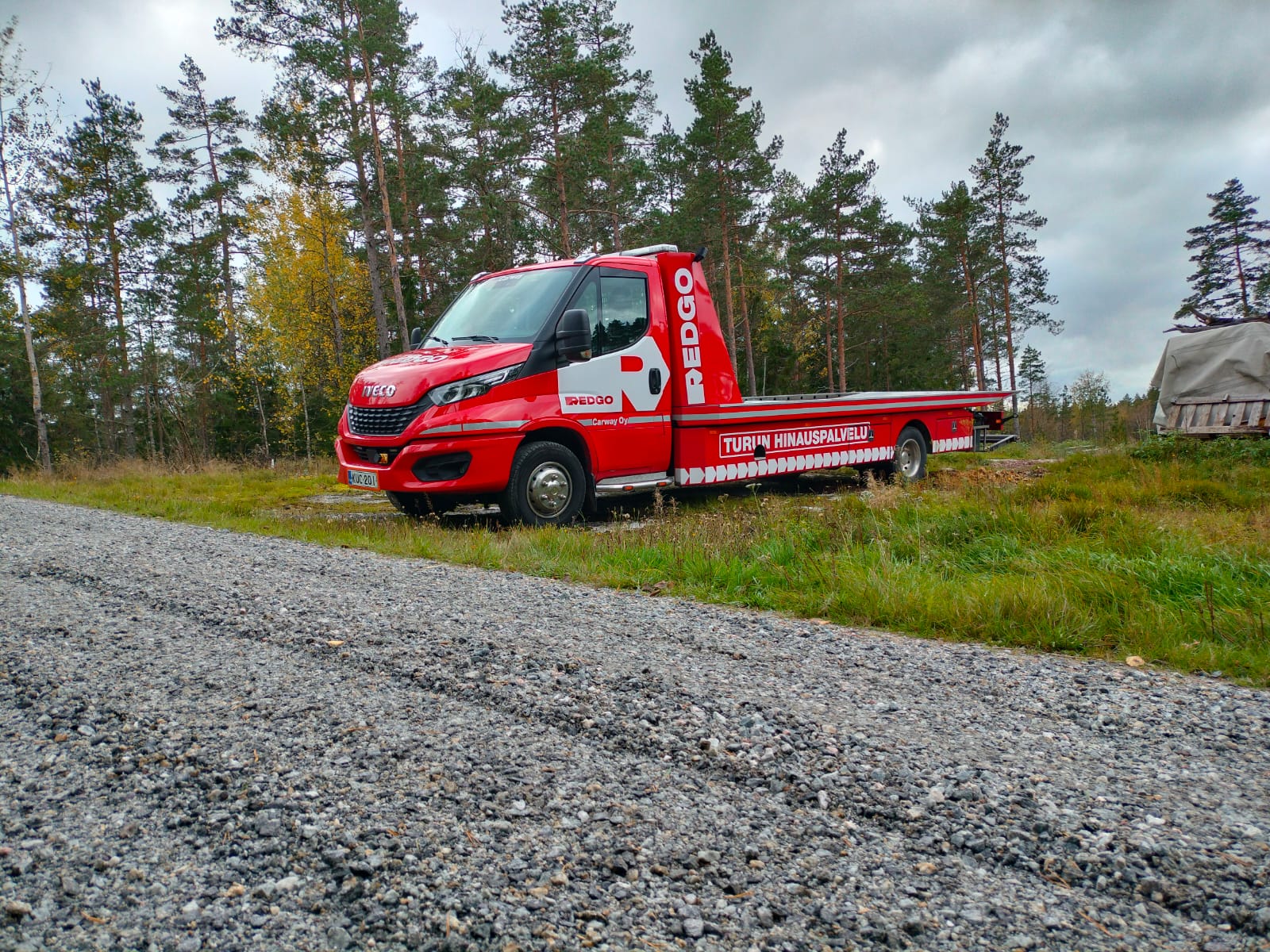 Saariston hinauspalvelu hinausauto parkissa