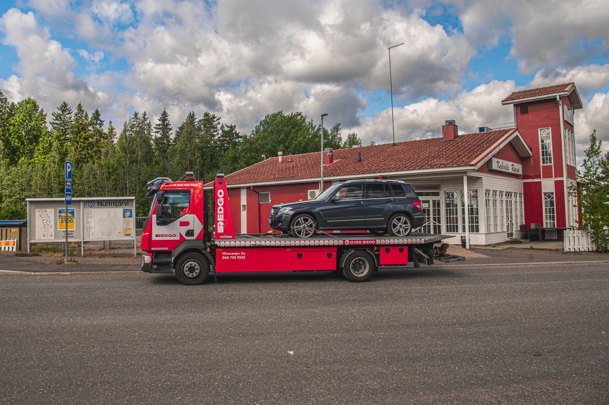 Hinauspalvelu Nurmijarvi hinausauto kahvila Roosan pihassa