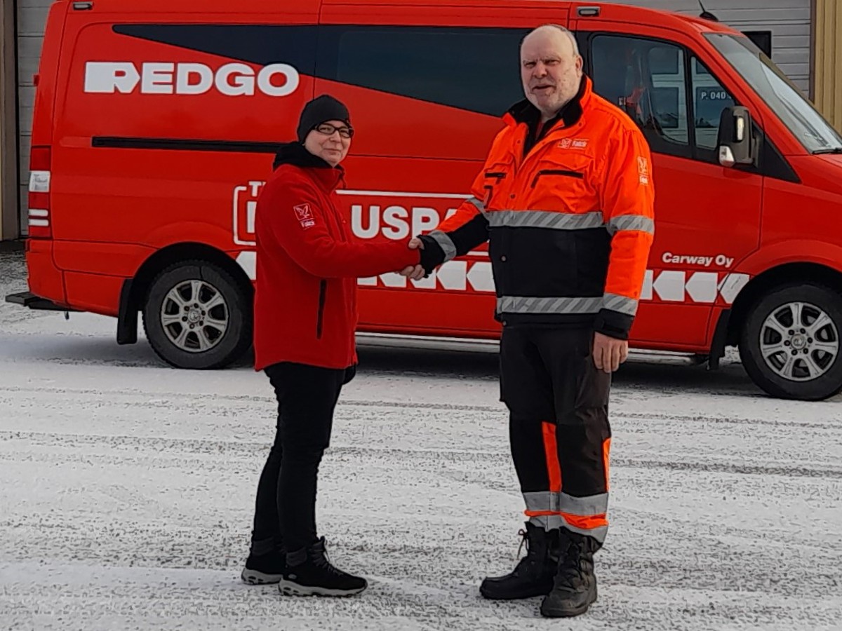 Vesa Vaihinen ja Marja-Liisa Tahvanainen kättelevät