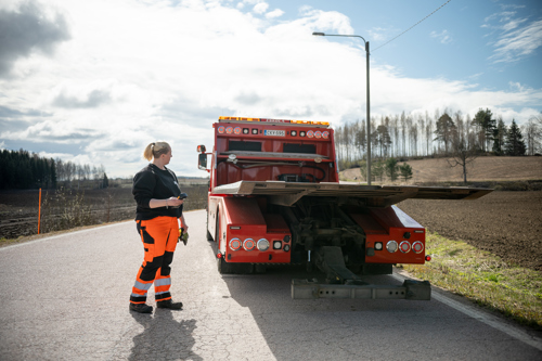 Tiia Eskola, hinausauton käsittelyä