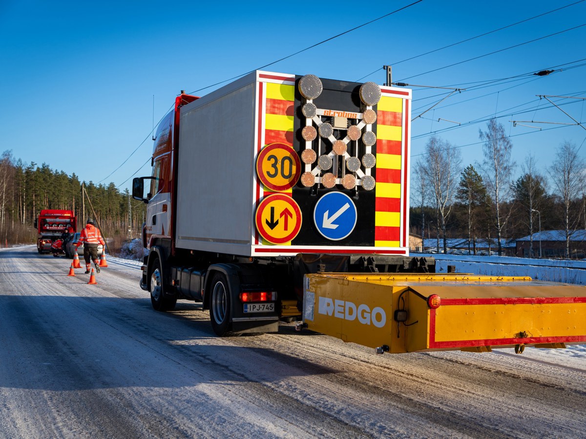 REDGO TMA törmäysauto turvaa tiellä liikkujat