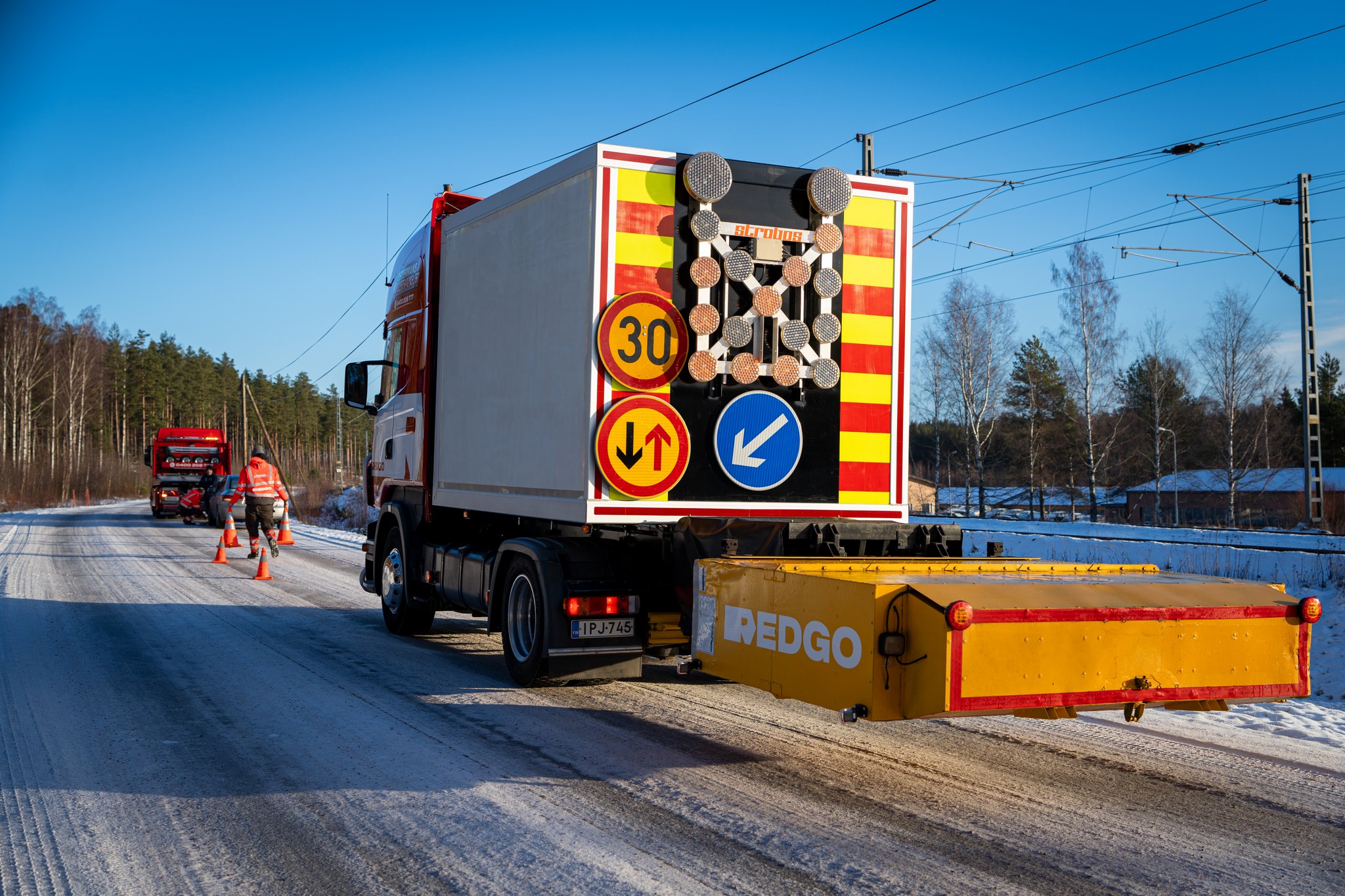 REDGO TMA törmäysauto turvaa tiellä liikkujat