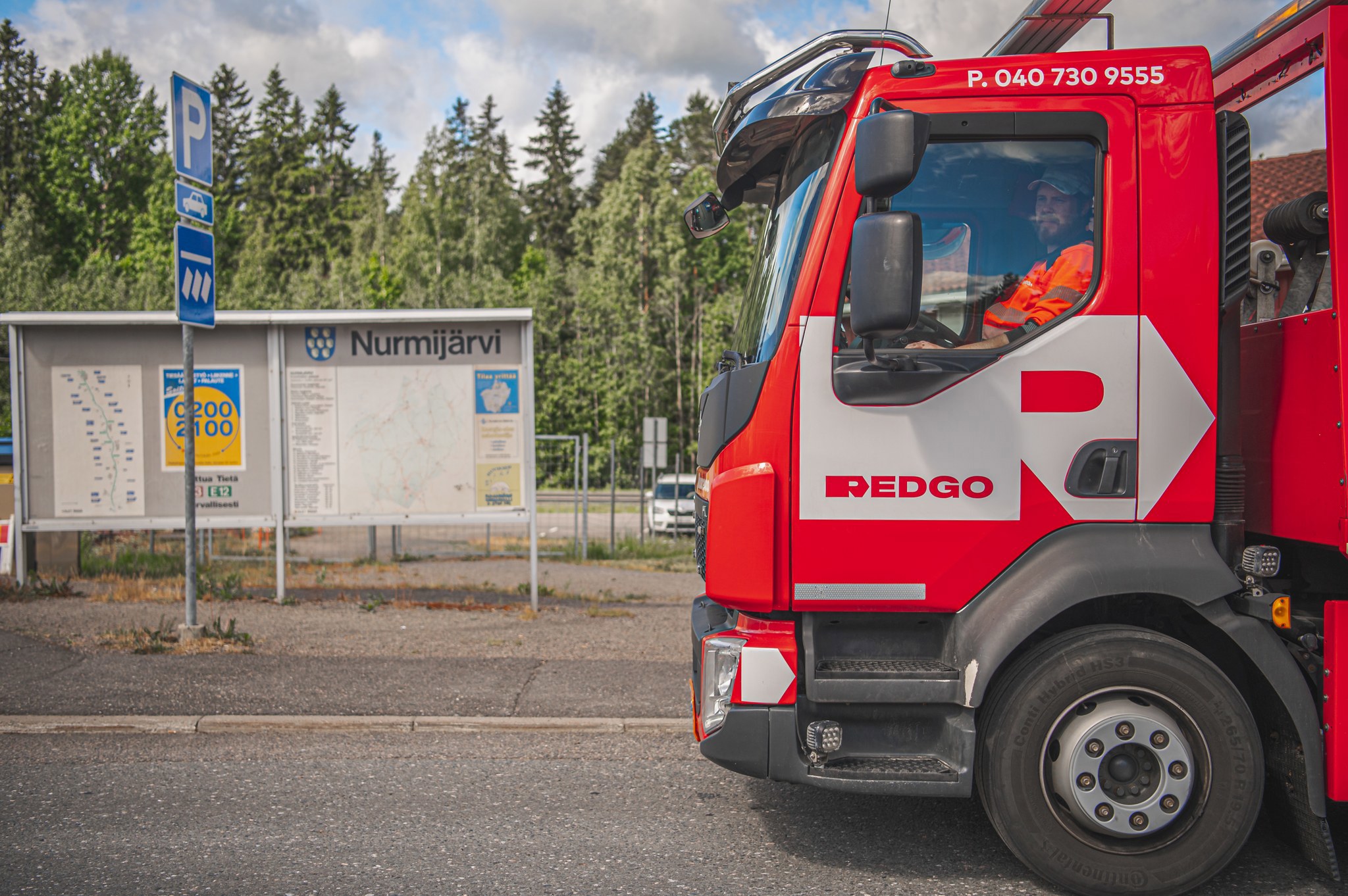Hinauspalvelu Nurmijärvi hinausauto parkissa