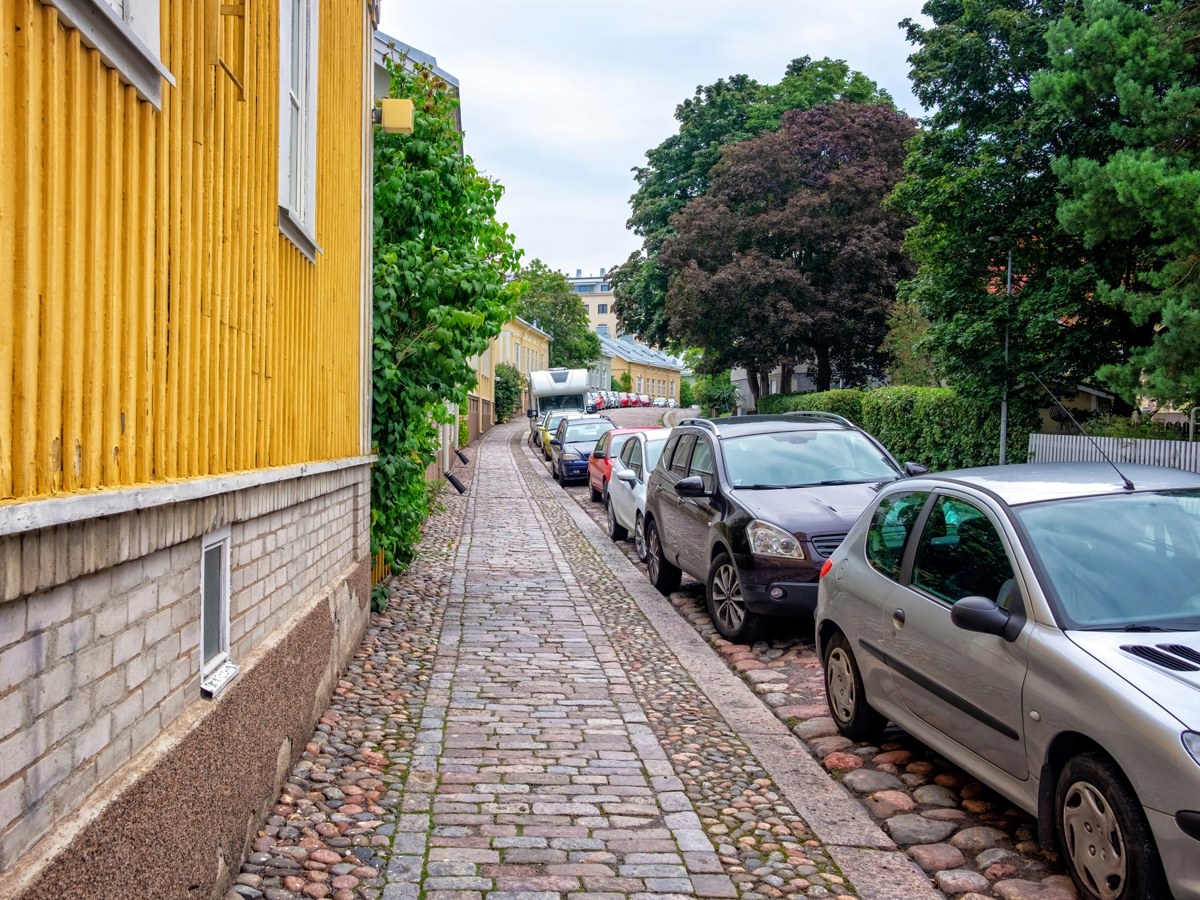 Kesäauto pysäköity kadun varteen