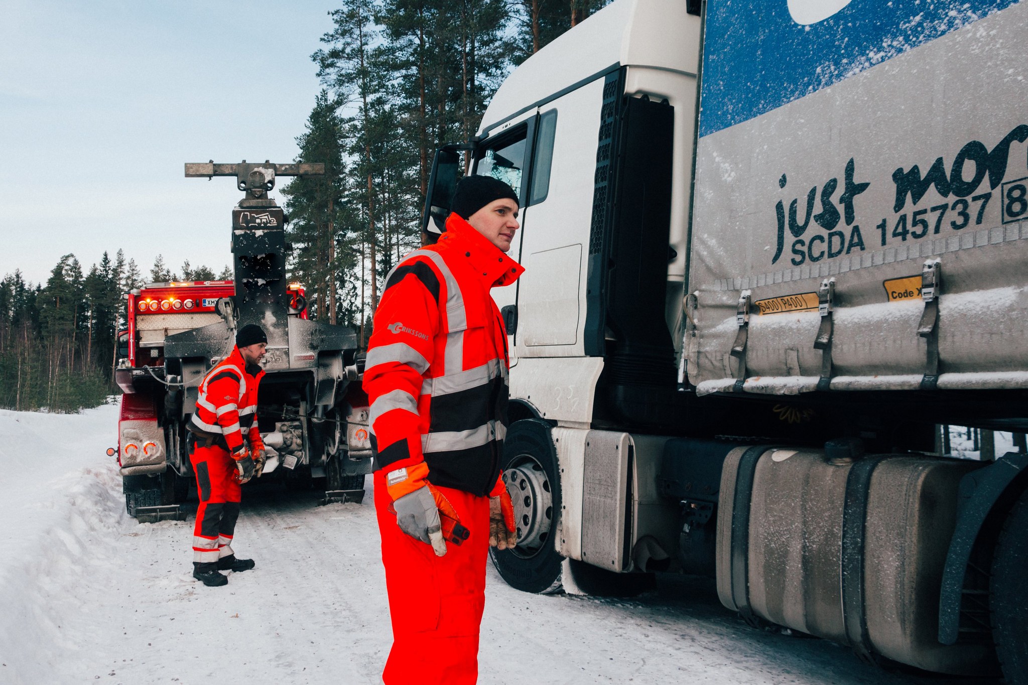 Raskaankaluston hinausauton kuljettajat työssään