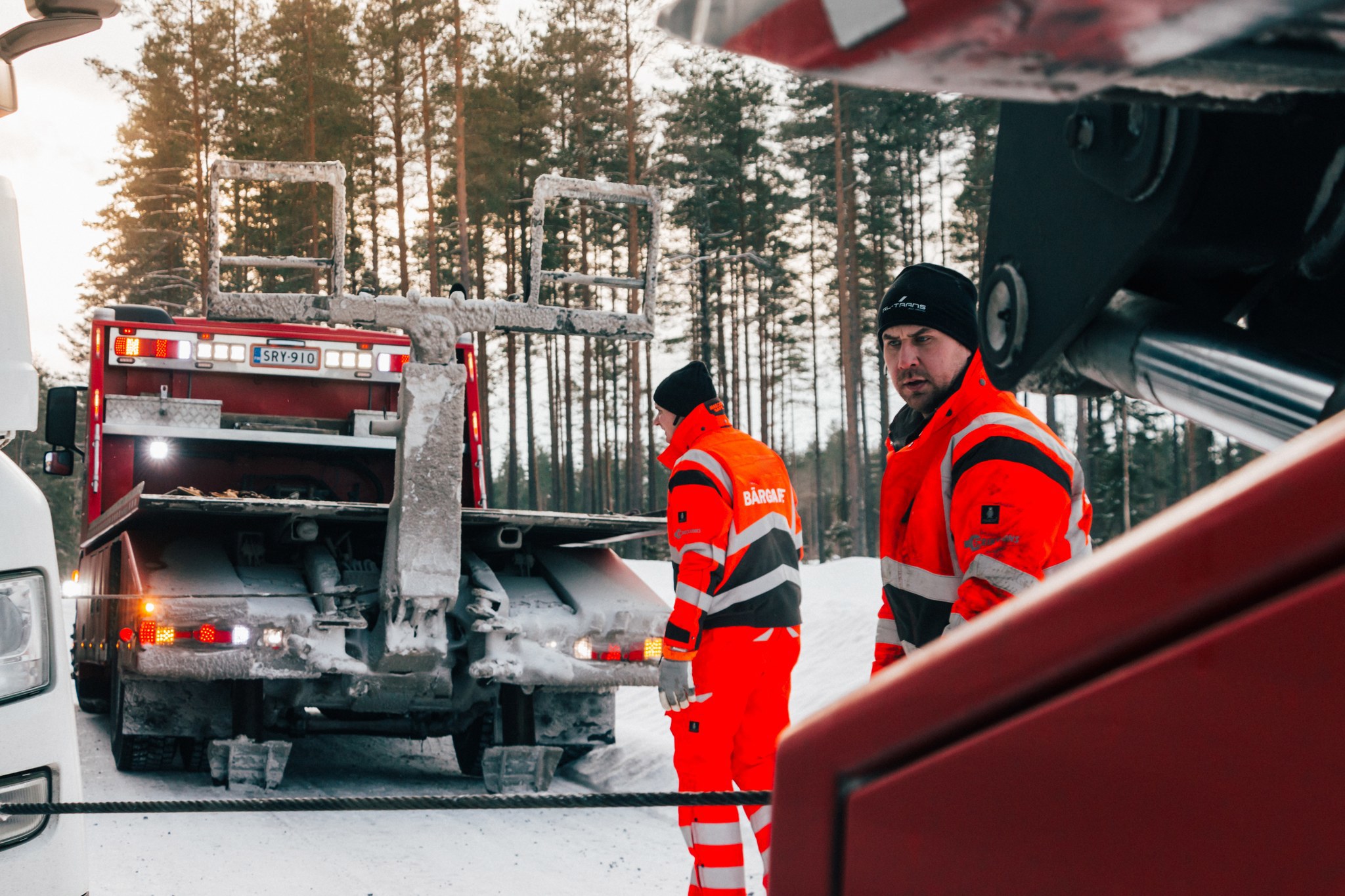 Raskaankaluston hinausauton kuljettajat vinssaavat